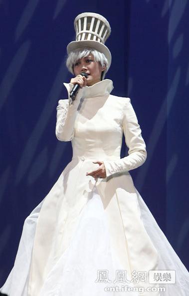 李宇春出道7年开个唱+穿白色长裙扮皇后(图)