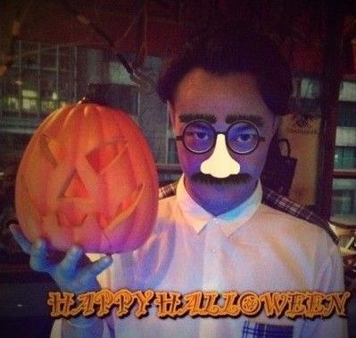 陈奕迅晒万圣节造型 带黑框眼镜拿恐怖南瓜(图)