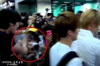 韩sm公司经纪人殴打女粉丝被拍 怒扇对方耳光(图)
