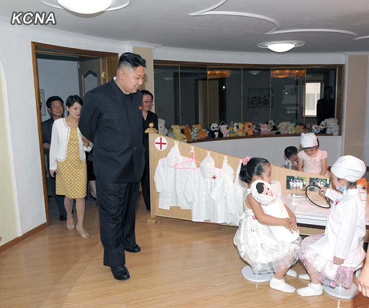 近期频繁陪同<em>金正恩</em>的<em>女性</em>是其夫人(图) – 铁