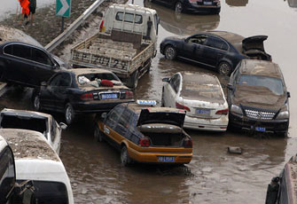 京港澳高速捞出40多辆车