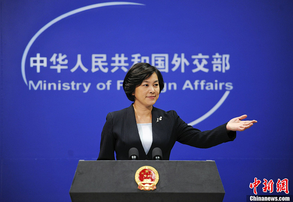 11月16日,中国外交部新闻司司长秦刚宣布,新闻司副司长华春莹任外交部新发言人,下周一她将首次主持外交部例行发布会。图为中国外交部新任女发言人华春莹。中新社发 刘震 摄
11月16日,中国外交部新闻司司长秦刚宣布,新闻司副司长华春莹任外交部新发言人,下周一她将首次主持外交部例行发布会。图为中国外交部新任女发言人华春莹。中新社发 刘震 摄