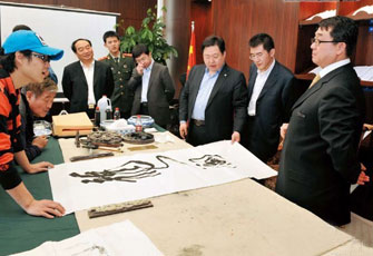 徐明、赵本山、雷政富等围观王立军书法