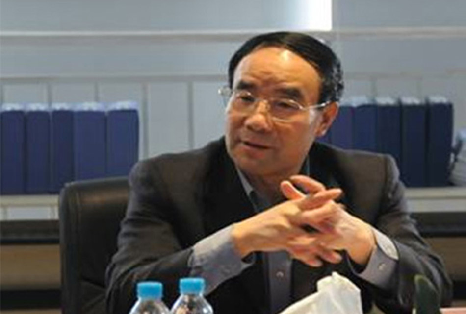 雷政富出事时 重庆干部开会时不停刷手机 不雅