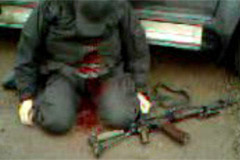 乌军与亲俄武装交火：被射杀士兵