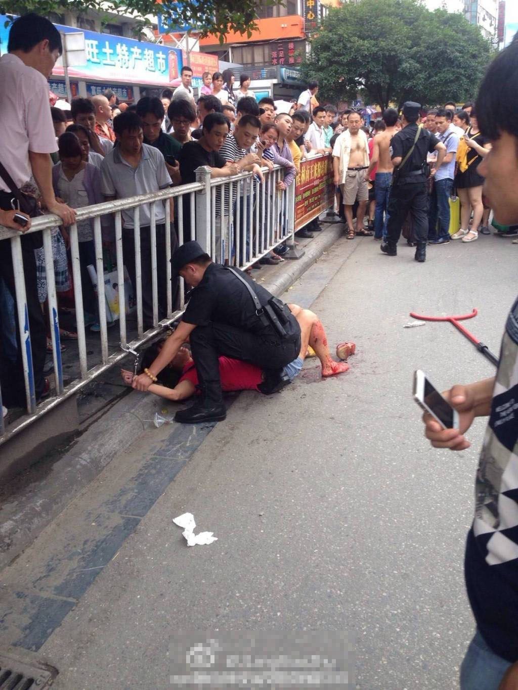 桂林汽车站一女子持刀乱砍人被制服 女子被制服.