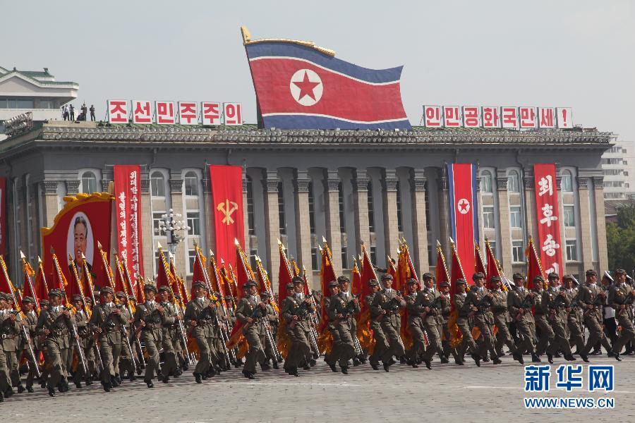 朝鲜建国65周年阅兵老式枪榴弹方阵罕见亮相