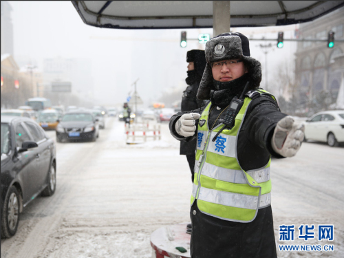 哈尔滨的交警在雪中指挥交通.