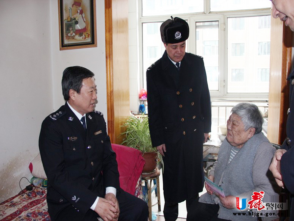 黑龙江省公安厅领导慰问哈尔滨牺牲民警家属和