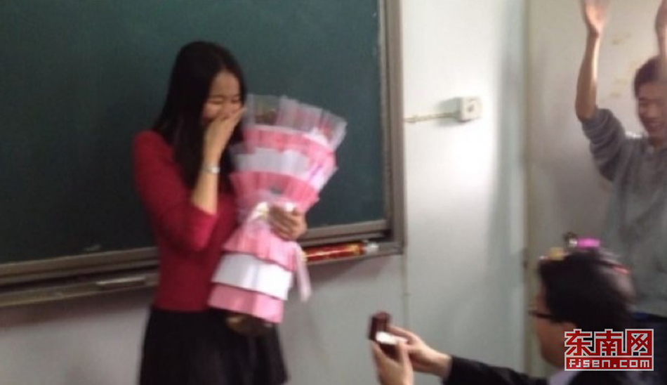 学校上演求婚门+<em>女教师课堂</em>被求婚