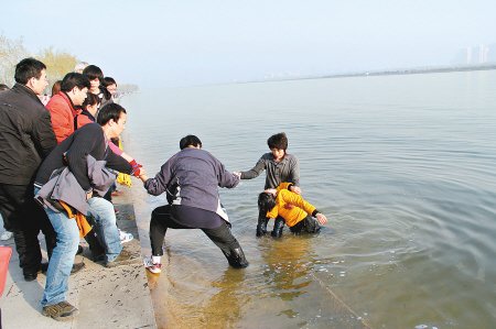 女子与老公争吵欲跳湖轻生6人手拉手踩淤泥拉回