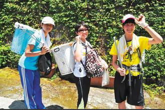 台湾三位女大学生背自制垃圾桶环岛