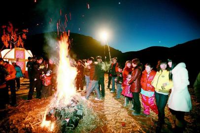 陕北过年真热闹 歌舞民俗闹红正月天