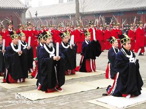 河北学者教授"祭孔"行跪拜礼 被批愚昧(图)