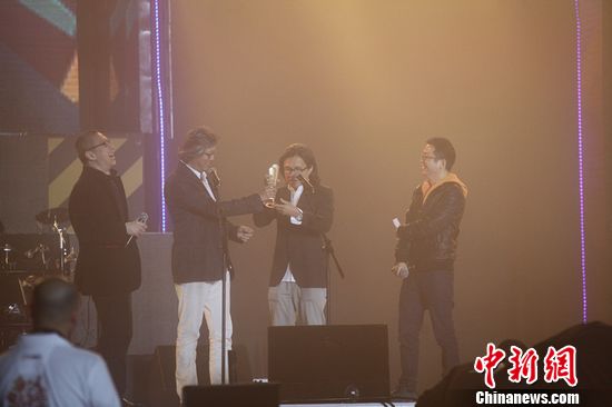 王伟忠和陈可辛为最佳电影短片奖颁奖