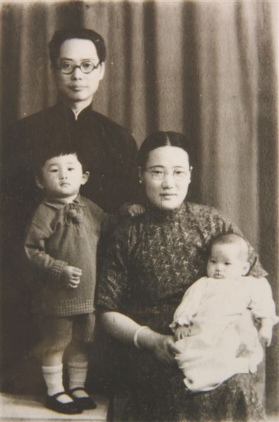 1933年，许燕吉的父母结婚四周年纪念，照片中母亲周俟松怀里抱着的就是许燕吉。