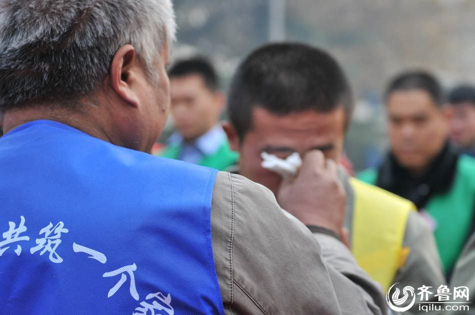 山东少年犯父母集体探监:几多泪水几多愁_频道_凤凰网