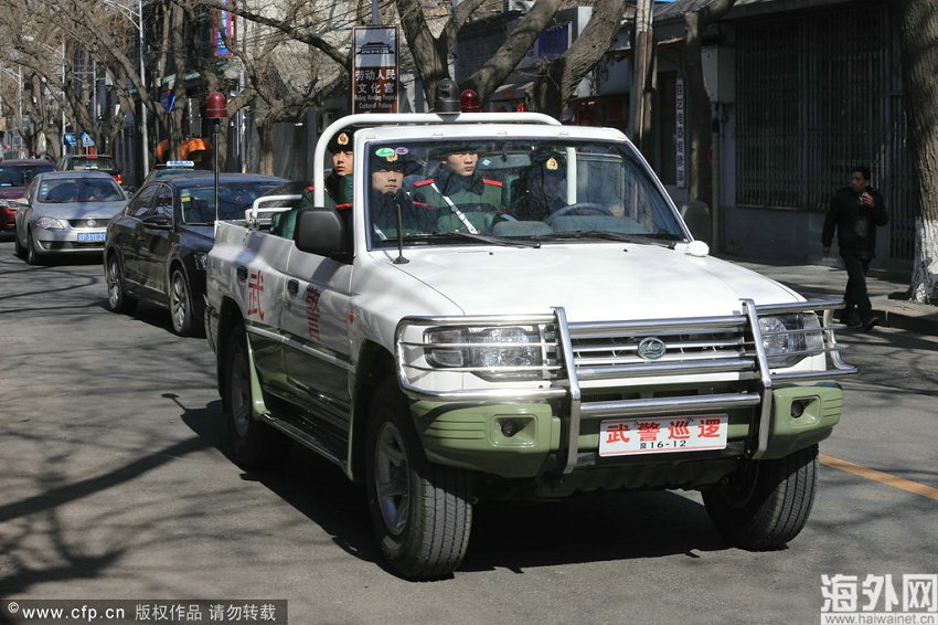 北京武警配备敞篷越野车上街巡逻(组图)