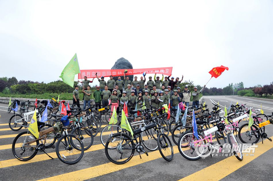 4月27日上午，由泰安市体育局主办，泰安市保安服务公司与美国蒙特奇伞兵自行车中国总部联合承办的“全民爱运动，健康来骑行”活动暨美国蒙特奇自行车俱乐部成立仪式在泰安市桃花峪举行，数十名骑行爱好者齐聚一堂，在暖春四月感受骑行运动带来的健康与乐趣。据了解，泰安市体育局举办此次骑行活动，是旨在全社会倡导健康文明的生活方式，提倡绿色出行的健康理念，增强市民的身体素质。图为骑行爱好者整装待发，准备开始骑行。记者 扈枫 摄