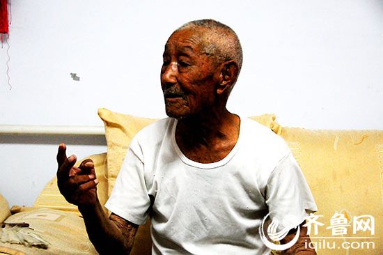 92岁的孙远其重述被押送至日本做劳工的历史。齐鲁网记者蔡晓彤/摄