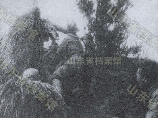 3.指战员在梁山歼灭战中（照片）