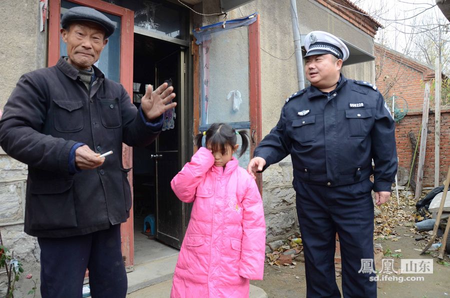 今年初，山东省邹城市公安局交警大队五中队民警赵波被分配到邹城市看庄镇杜家村联村民警。进村后，赵波立即开展了入户走访活动，当他走访到村民李克海家时，了解到老李在2007年抱养了一个小女孩，今年已经8岁了，爷俩相依为命，家境比较困难。（张鹏摄影报道）
