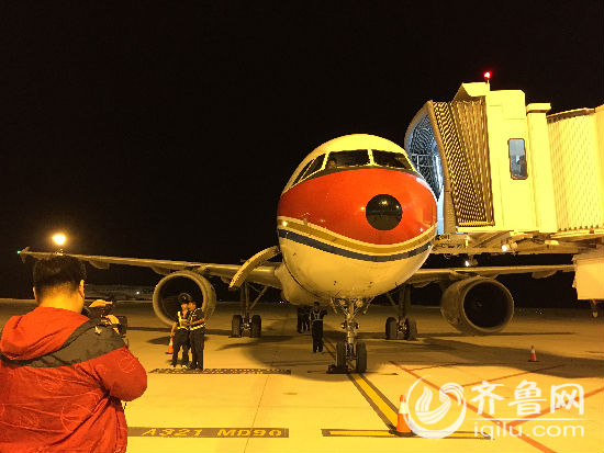 第一架载旅客飞机成功降落蓬莱新机场。