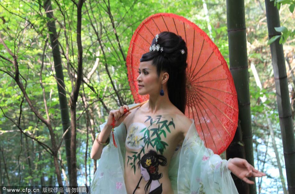 女模向玉莎莉助阵黄山芙蓉谷人体彩绘展[高清