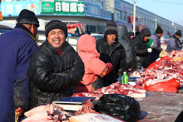 实拍:东北民俗赶大集 红红火火过大年