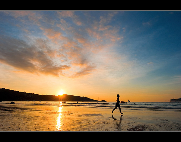 泰国普吉·帅哥辣妹云集的芭东海滩--我就是那柄