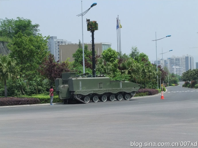 我军国产新型履带式装甲侦察车是作为炮兵前沿眼睛使用.