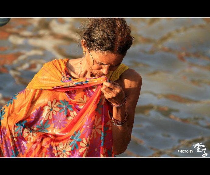 【印度】实拍瓦拉纳西恒河沐浴的女人们(奎子的摄影)