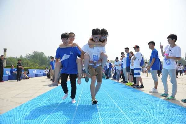 去泡泡跑拍毕业照 纯甄泡泡跑成为青春代言人