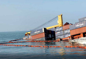 新加坡货轮搁浅福建海域 现3公里油污带