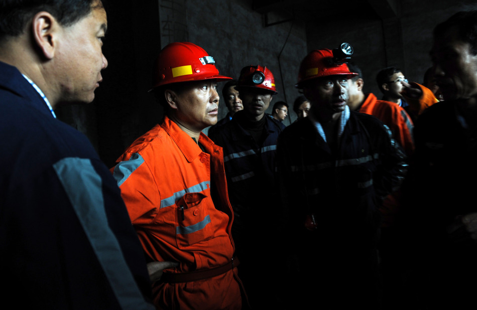 陕西府谷瑞丰煤矿冒顶事故已有15人获救
