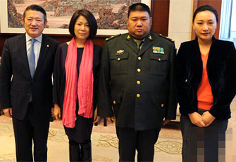 毛泽东亲属26日在毛主席纪念堂照片