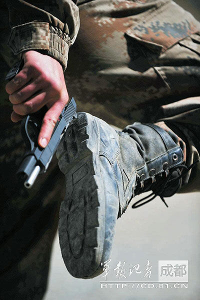 驻藏部队高原训练:用脚后跟快速给手枪上膛