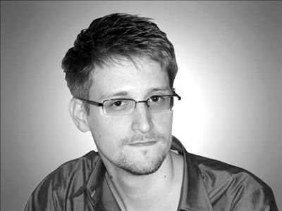 斯诺登律师称斯诺登有了新女友,曾向他求婚的俄美女间谍查普曼成为最大“嫌疑”对象。