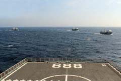 3艘小渔船享受海军护航