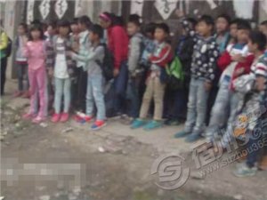 宿州:9人座面包车塞进32名留守儿童