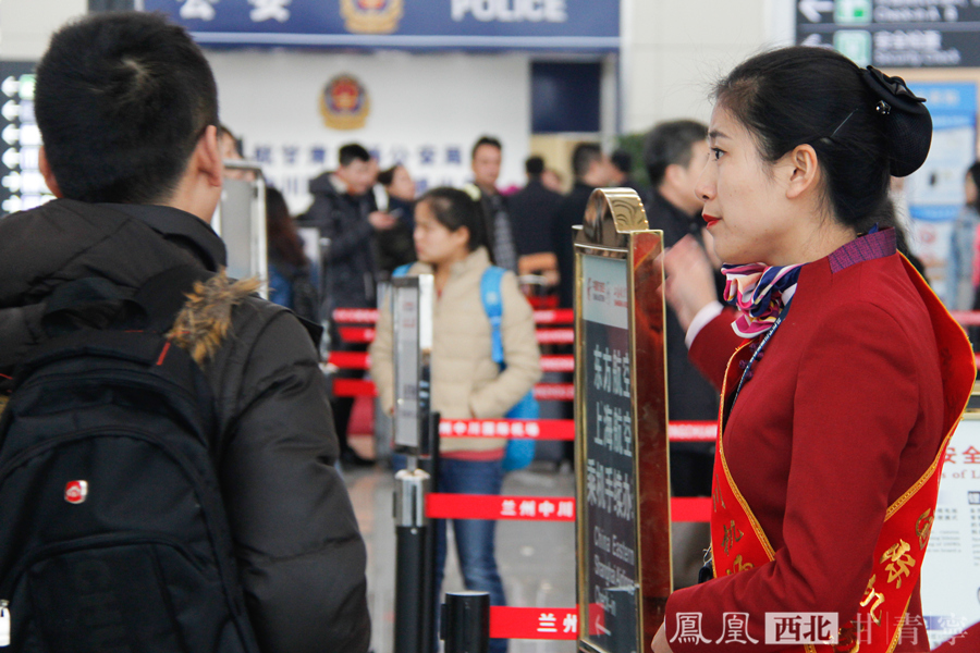 资讯 综合 > 正文  高清组图:福州机场美女地勤不为人知的一面