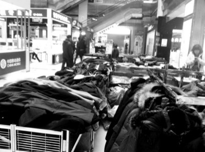 电商冲击实体店 IT卖场现服装摊