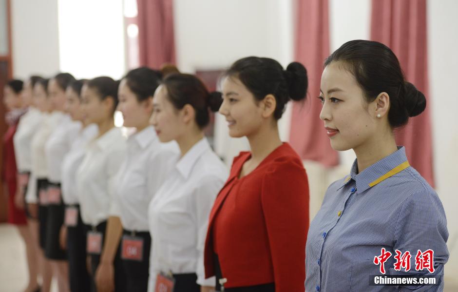 揭秘空姐选拔过程:要求具备有亲和力的微笑