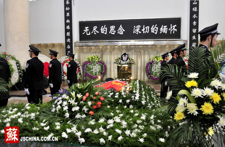 江苏徐州遭袭牺牲民警追悼会举行(转载)