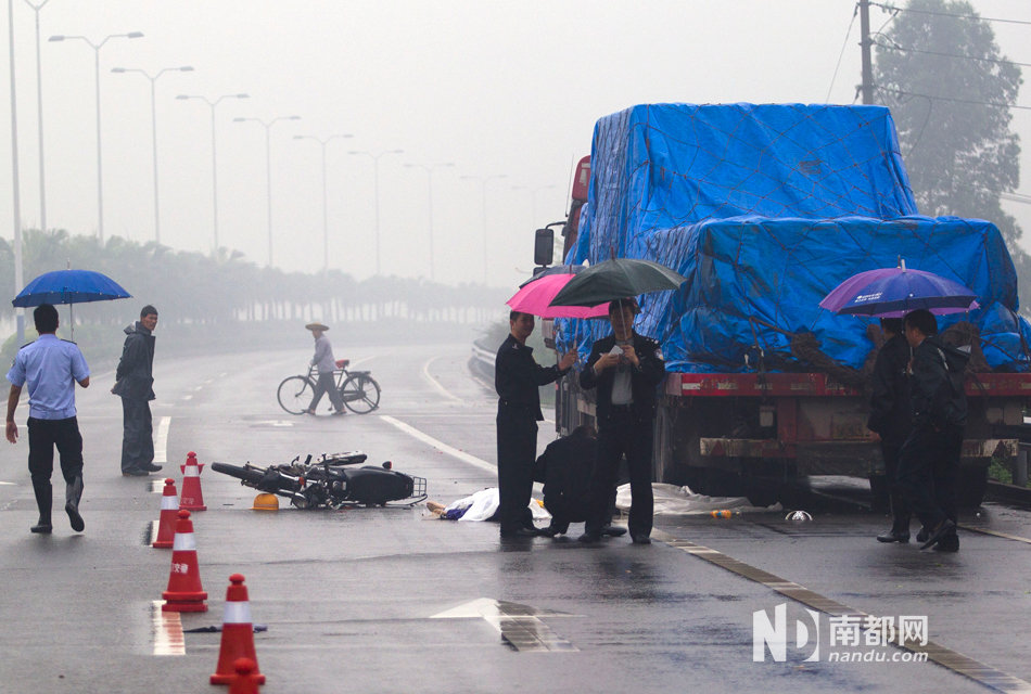 广东江门2男子骑摩托车车祸身亡