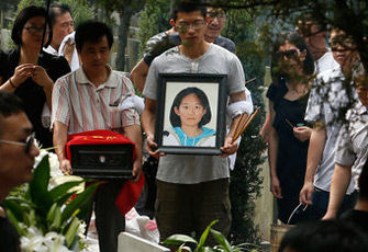 韩亚空难三遇难女生骨灰下葬