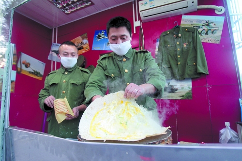退伍侦察兵洛阳街头卖煎饼 浓浓军人范儿难忘