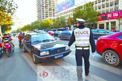 郑州交警查处随意变道车辆 10多分钟内查3起