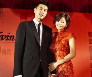Ella红色旗袍坐花轿 订婚礼上激动落泪