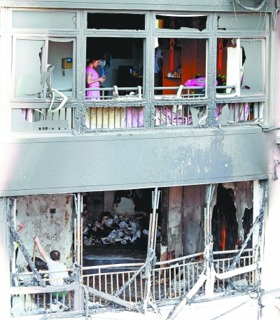 发生火灾后的两户人家。记者孔轩 摄 图片来源：武汉晚报